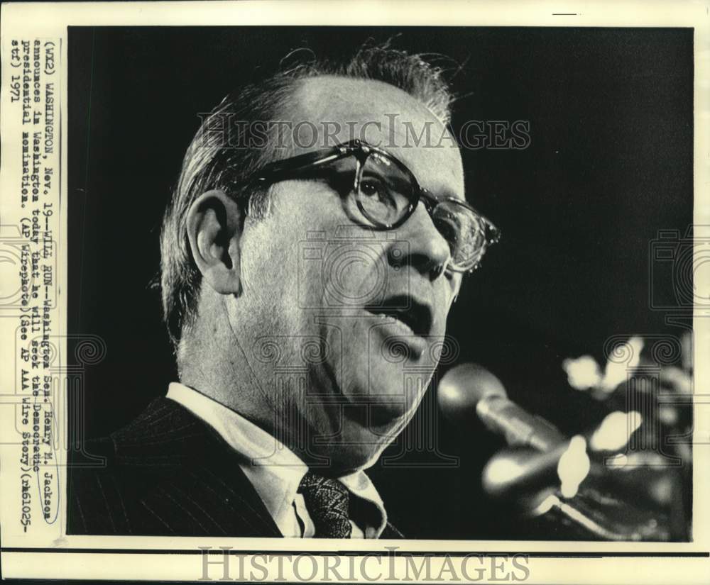 1971 Press Photo Senator Henry Jackson with newsmen in Washington - now15213