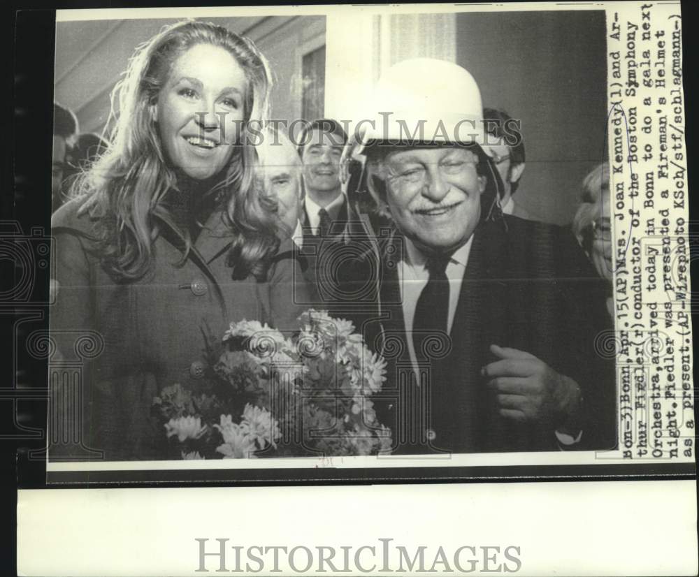 1971 Press Photo Joan Kennedy and conductor Fiedler in Bonn, Germany - now15215