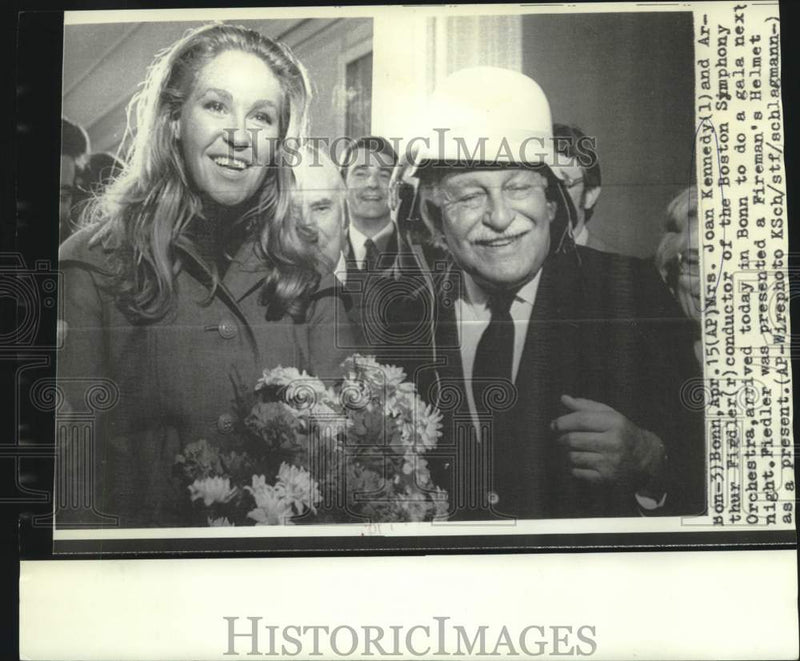 Load image into Gallery viewer, 1971 Press Photo Joan Kennedy and conductor Fiedler in Bonn, Germany - now15215

