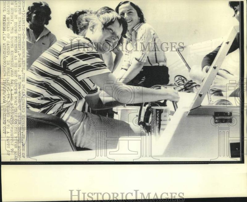 Load image into Gallery viewer, 1974 Press Photo Edward Kennedy, Jr. and friends boating in Ireland - now15225
