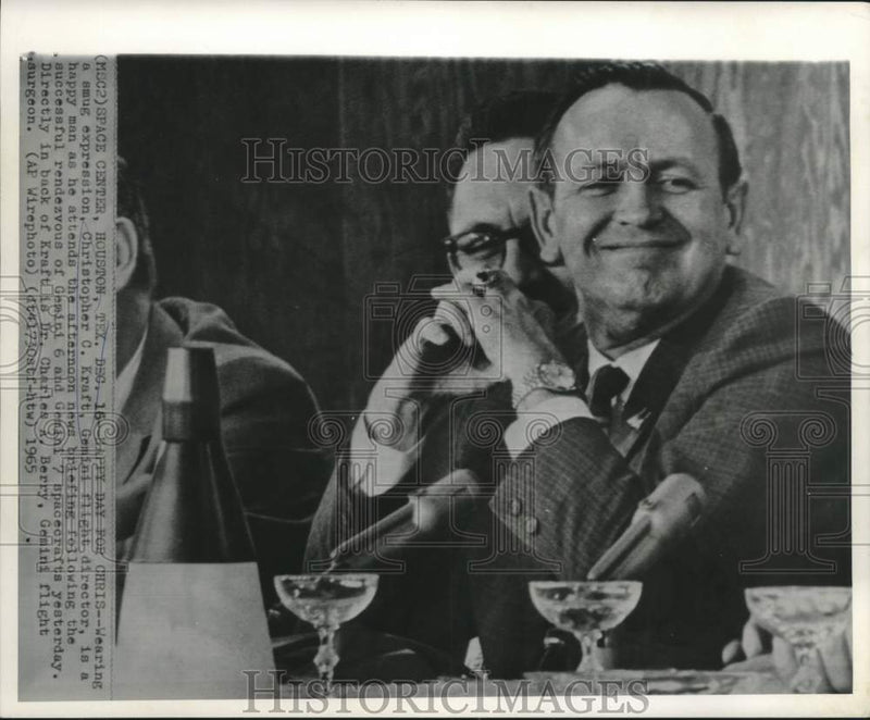 Load image into Gallery viewer, 1965 Press Photo Gemini Flight Director Christopher Kraft at news briefing.
