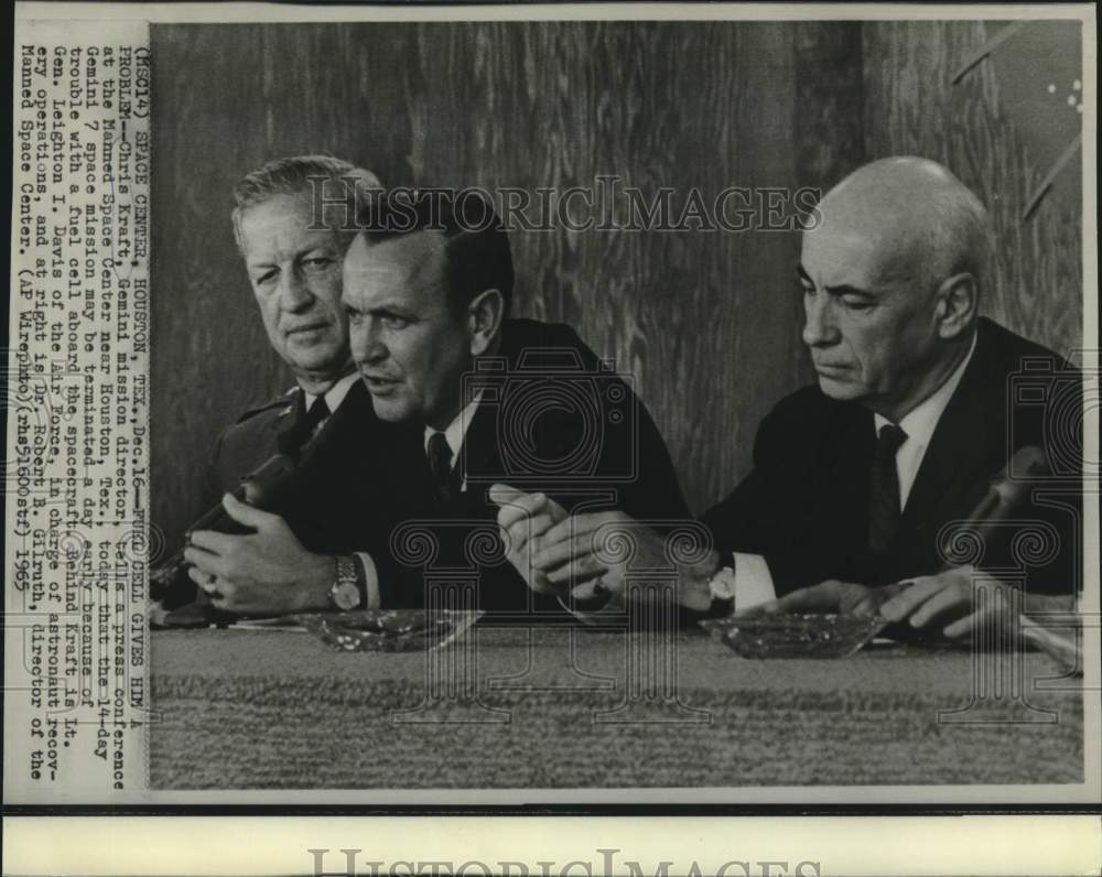 1965 Press Photo Gemini Mission Director Chris Kraft and others with newsmen