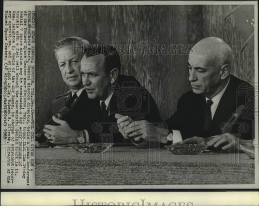 1965 Press Photo Gemini Mission Director Chris Kraft and others with newsmen