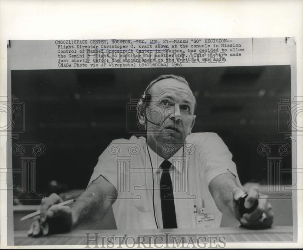 1965 Press Photo Gemini 5 Flight Director Chris Kraft at Mission Control console