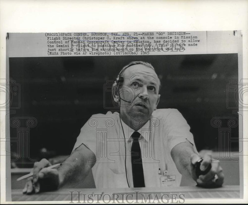 Load image into Gallery viewer, 1965 Press Photo Gemini 5 Flight Director Chris Kraft at Mission Control console
