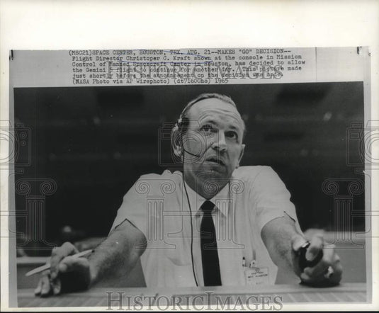 1965 Press Photo Gemini 5 Flight Director Chris Kraft at Mission Control console
