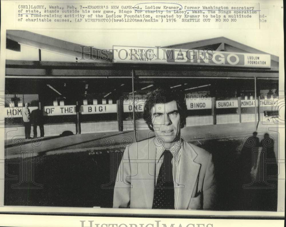 1976 Press Photo Ludlow Kramer outside Bingo for Charity in Lacey, Washington.