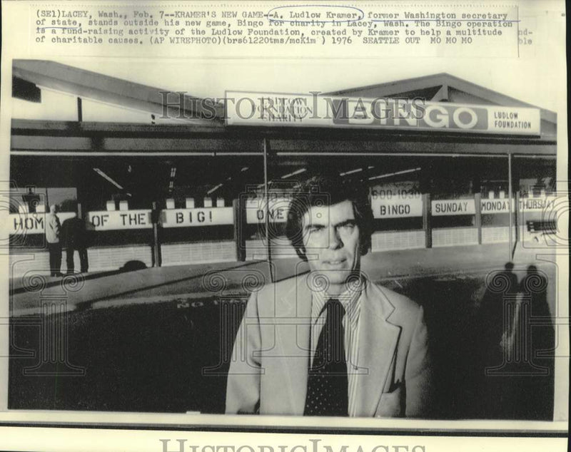 Load image into Gallery viewer, 1976 Press Photo Ludlow Kramer outside Bingo for Charity in Lacey, Washington.
