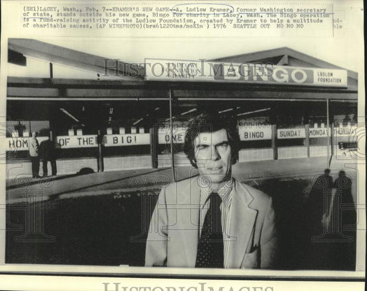1976 Press Photo Ludlow Kramer outside Bingo for Charity in Lacey, Washington.
