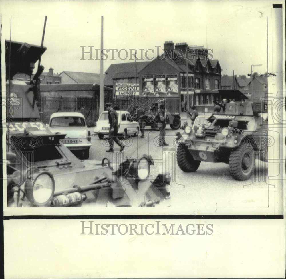 1970 Press Photo British troops halt civilian vehicles on road of Belfast