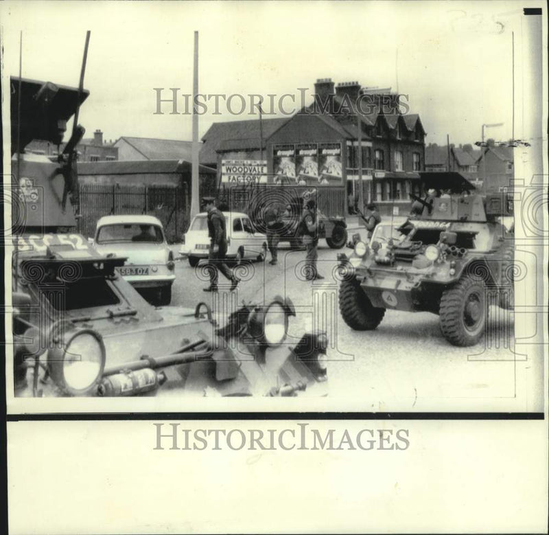 Load image into Gallery viewer, 1970 Press Photo British troops halt civilian vehicles on road of Belfast
