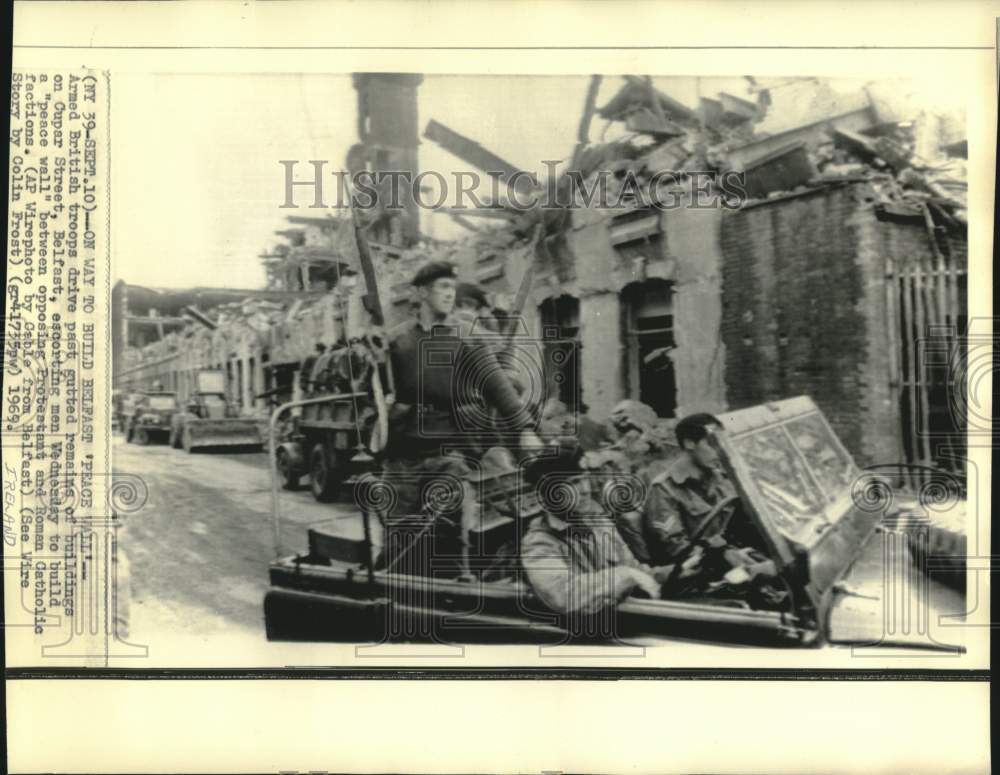 1969 Press Photo Armed British troops escorts builders of Belfast &quot;Peace Wall&quot;