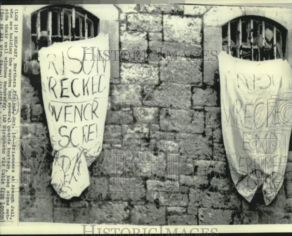 1974 Press Photo Armagh Jail prisoners hang signs from cell windows. - now15343