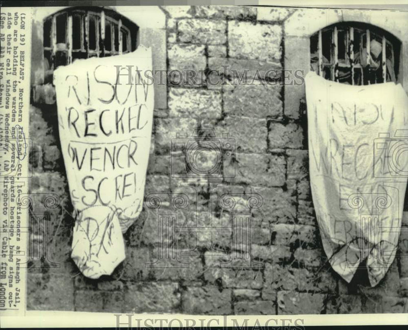 Load image into Gallery viewer, 1974 Press Photo Armagh Jail prisoners hang signs from cell windows. - now15343
