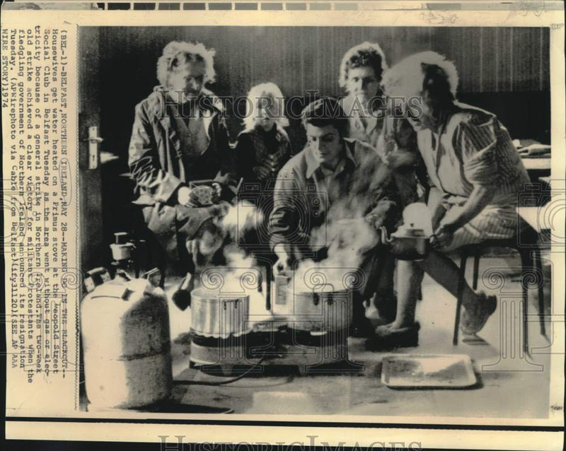 Load image into Gallery viewer, 1974 Press Photo Housewives heat water on Primus stove at Leopold Social Club
