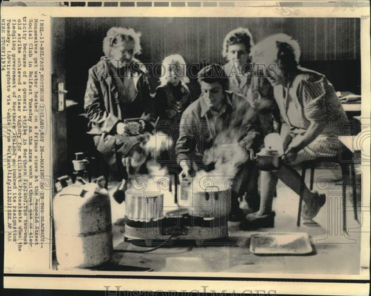 1974 Press Photo Housewives heat water on Primus stove at Leopold Social Club