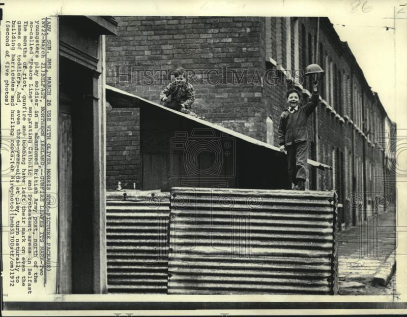 Load image into Gallery viewer, 1972 Press Photo Two youngsters play soldier in abandoned British Army Post
