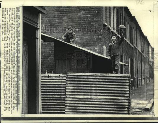 1972 Press Photo Two youngsters play soldier in abandoned British Army Post