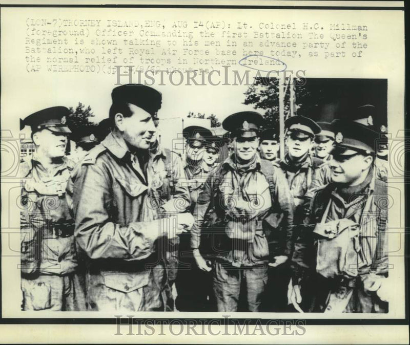 Load image into Gallery viewer, 1969 Press Photo Lt. Colonel Millman, Queen's Regiment Commander with his men
