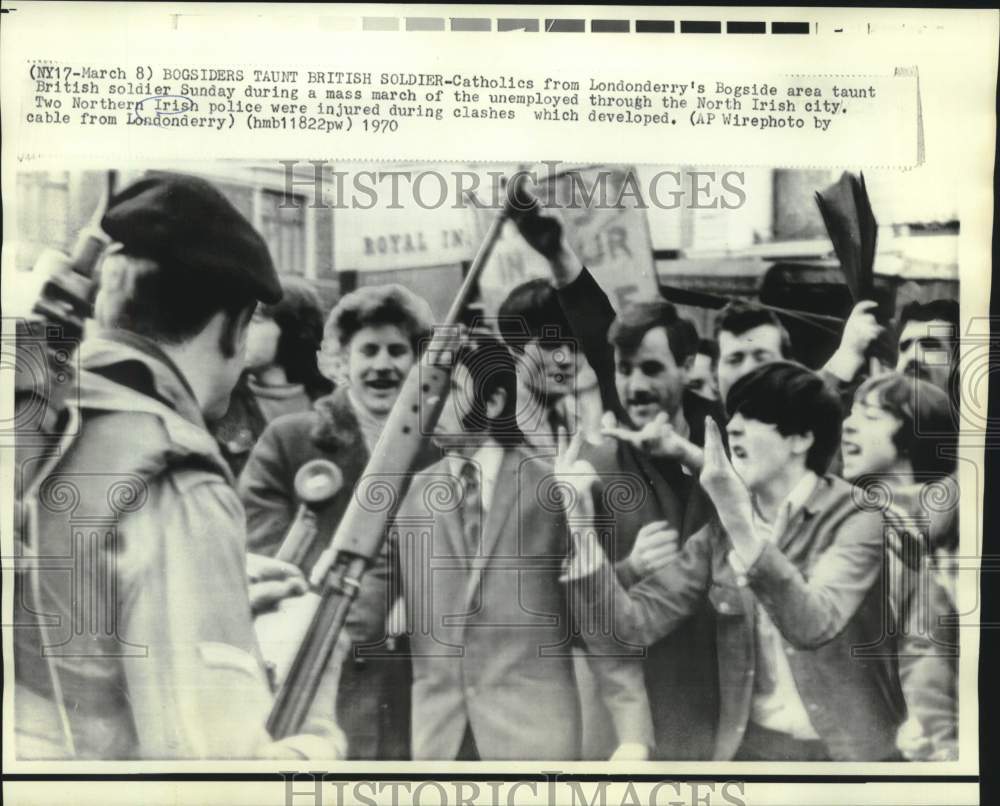 1970 Press Photo Catholics from Bogside taunt British soldiers during mass march