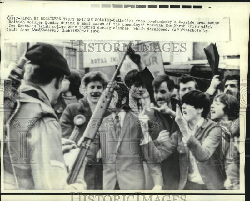 Load image into Gallery viewer, 1970 Press Photo Catholics from Bogside taunt British soldiers during mass march
