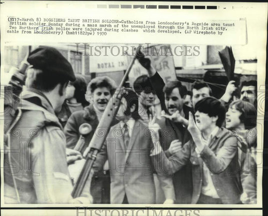1970 Press Photo Catholics from Bogside taunt British soldiers during mass march