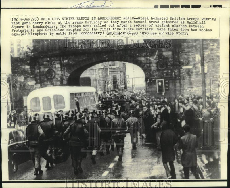 Load image into Gallery viewer, 1970 Press Photo Steel helmeted British troops at religious clash in Londonderry
