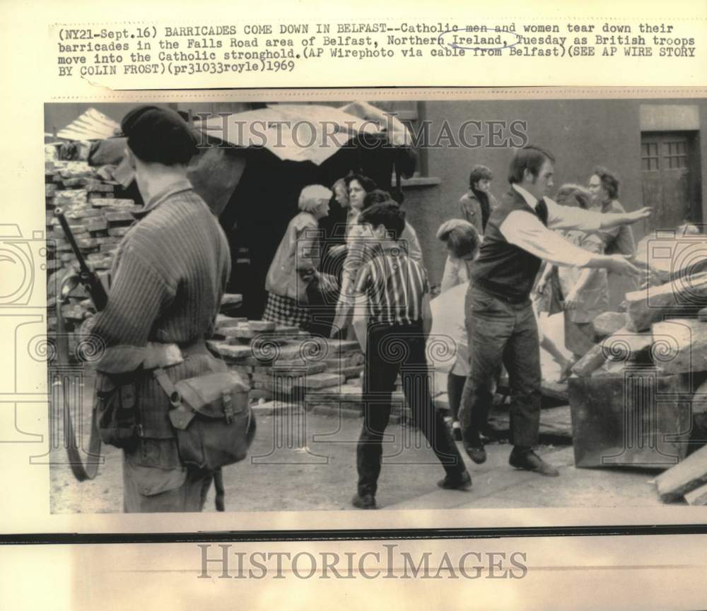 1969 Press Photo Catholic men and women tear down barricades in Falls Road area