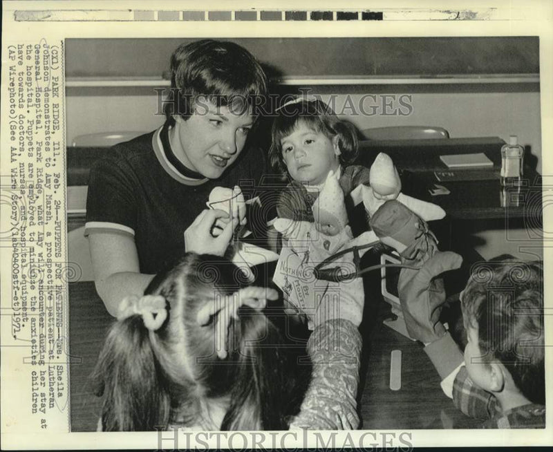 Load image into Gallery viewer, 1971 Press Photo Puppets used by Sheila Johnson to minimize Amy Marsh's anxiety
