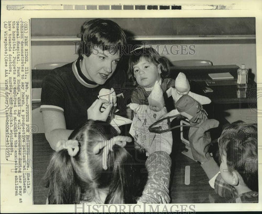 1971 Press Photo Puppets used by Sheila Johnson to minimize Amy Marsh's anxiety