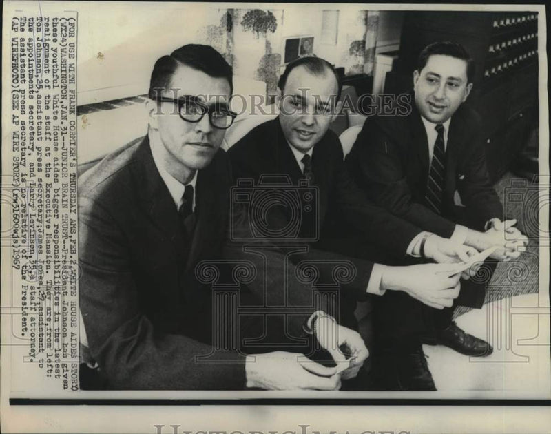 Load image into Gallery viewer, 1967 Press Photo President Johnson's presidential White House aides. - now15421

