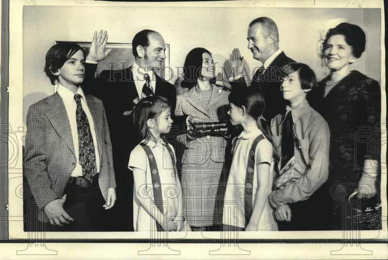 Load image into Gallery viewer, 1973 Press Photo Vice President Agnew re-enacts swearing in of Johnston
