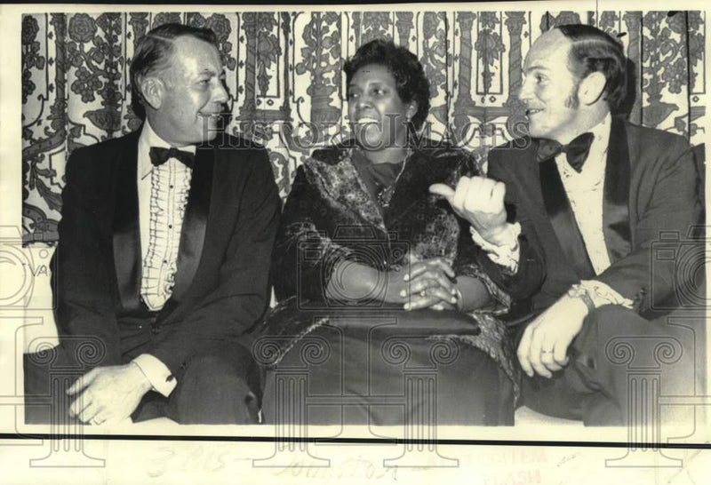 Load image into Gallery viewer, 1973 Press Photo Senators Johnston, Hathaway and Jordan chat at press reception
