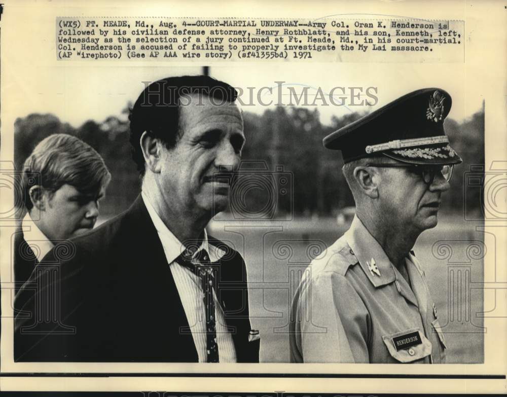 1971 Press Photo Colonel Oran Henderson arrives at court with attorney and son