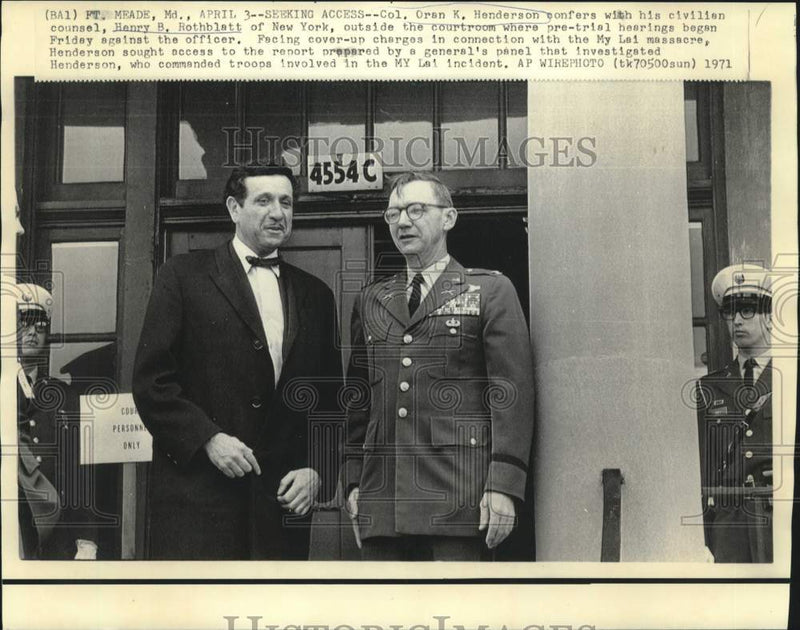 Load image into Gallery viewer, 1971 Press Photo Colonel Oran Henderson confers with attorney outside courtroom
