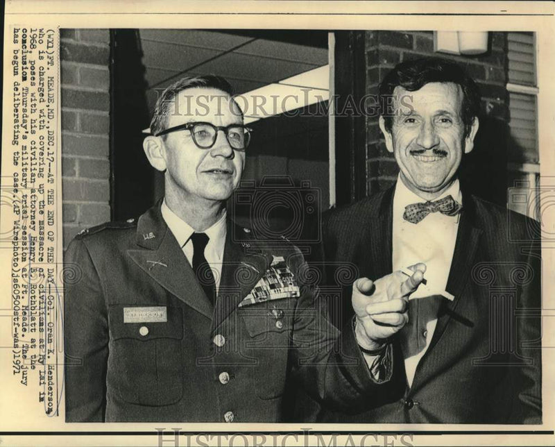 Load image into Gallery viewer, 1971 Press Photo Colonel Oran Henderson with civilian attorney Henry Rothblatt.
