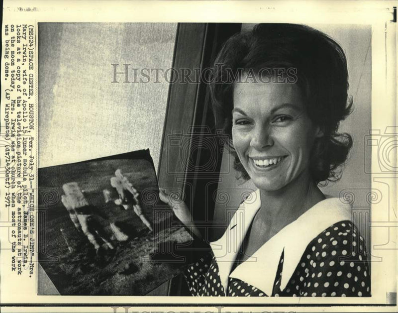 Load image into Gallery viewer, 1971 Press Photo Mary Irwin, wife of Apollo 15 pilot James Irwin-with moon photo
