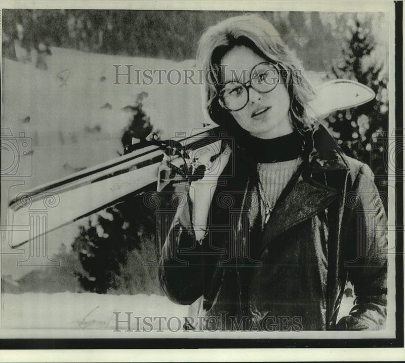 Load image into Gallery viewer, 1971 Press Photo Lady Jacqueline Rufus Isaacs on ski slopes in Switzerland.

