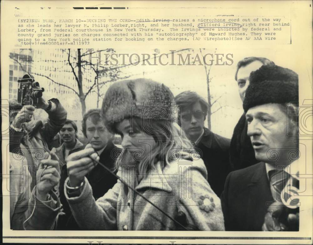 1972 Press Photo Edith Irving raises microphone cord she leaves federal court