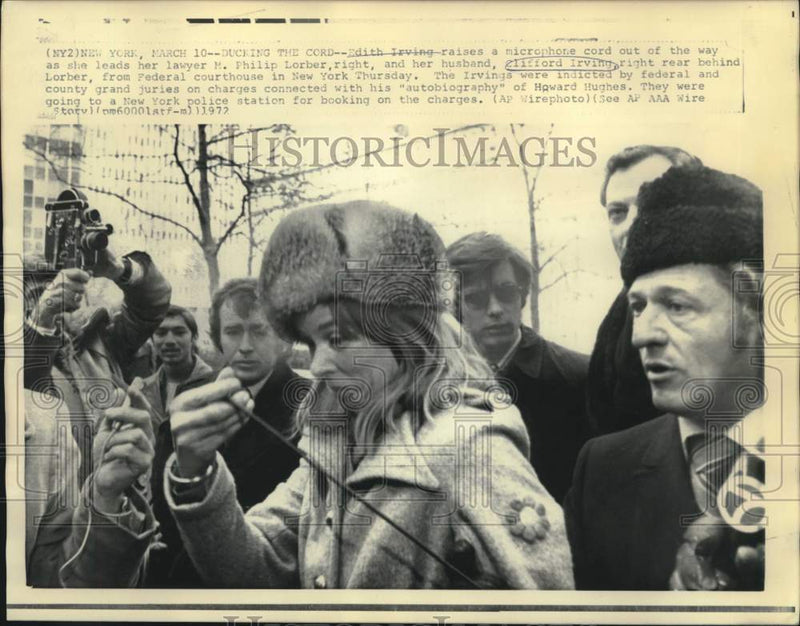 Load image into Gallery viewer, 1972 Press Photo Edith Irving raises microphone cord she leaves federal court
