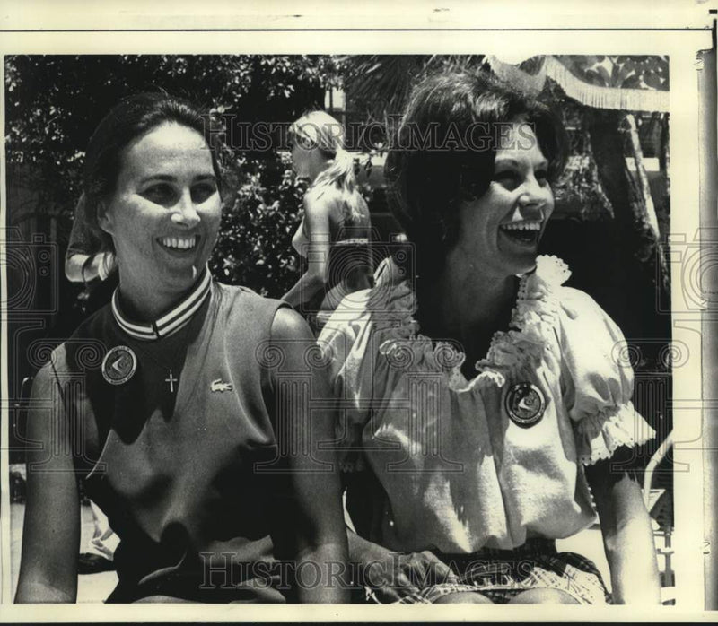 Load image into Gallery viewer, 1971 Press Photo Apollo 15 astronaut wives Lurton Scott and Mary Irwin in FL
