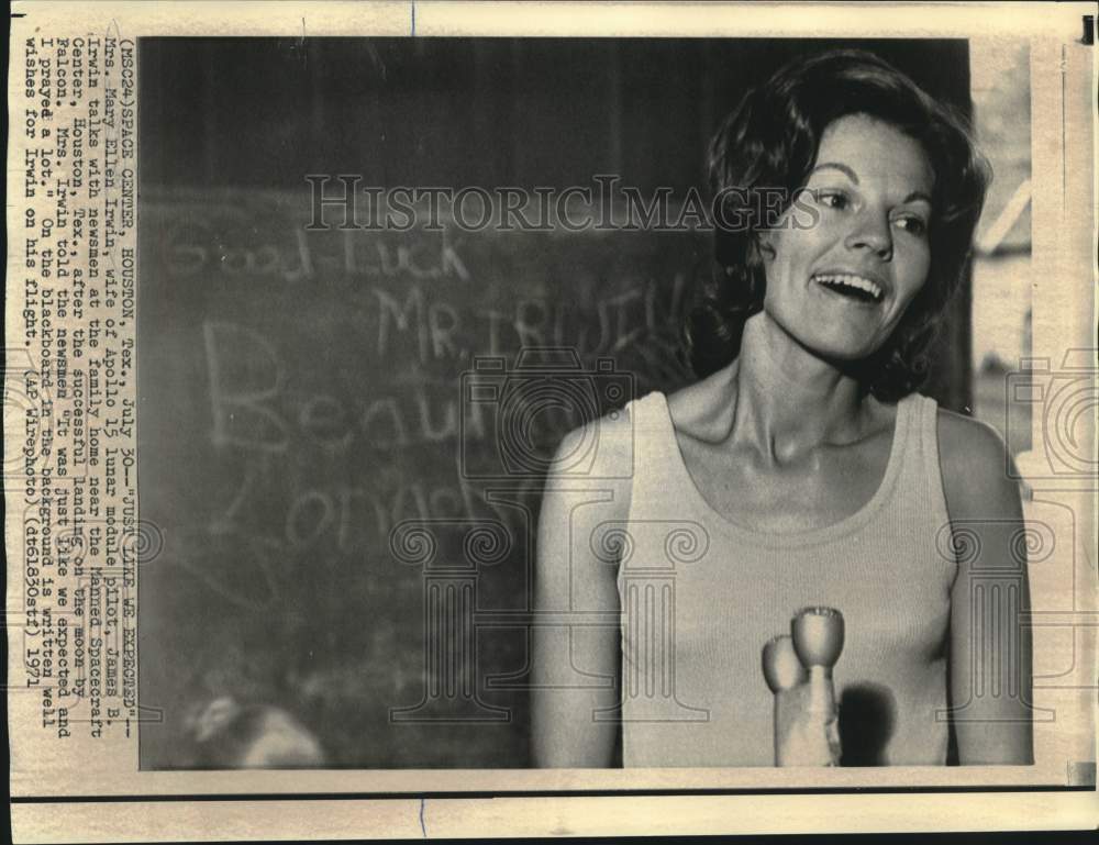 1971 Press Photo Mary Irwin, wife of Apollo 15 pilot James Irwin, with newsmen