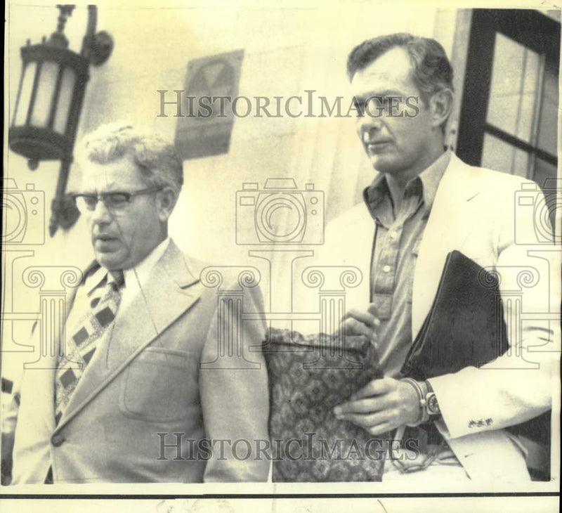 Load image into Gallery viewer, 1972 Press Photo Author Clifford Irving, escorted by federal marshal, to prison.
