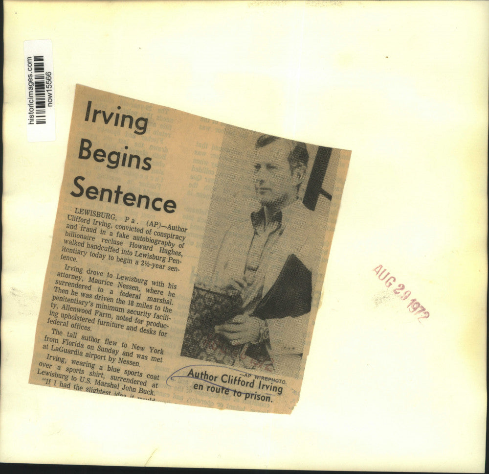 1972 Press Photo Author Clifford Irving, escorted by federal marshal, to prison.