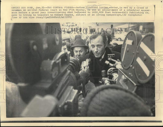 1972 Press Photo Author Clifford Irving with newsmen at New York Federal court