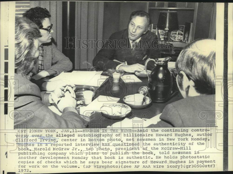Load image into Gallery viewer, 1972 Press Photo Author Clifford Irving with newsmen in New York - now15570
