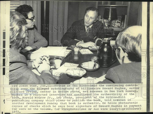 1972 Press Photo Author Clifford Irving with newsmen in New York - now15570