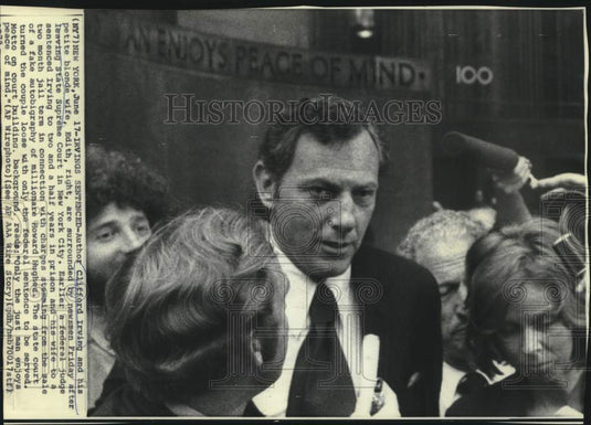1972 Press Photo Author Clifford Irving and wife Edith with newsmen in New York