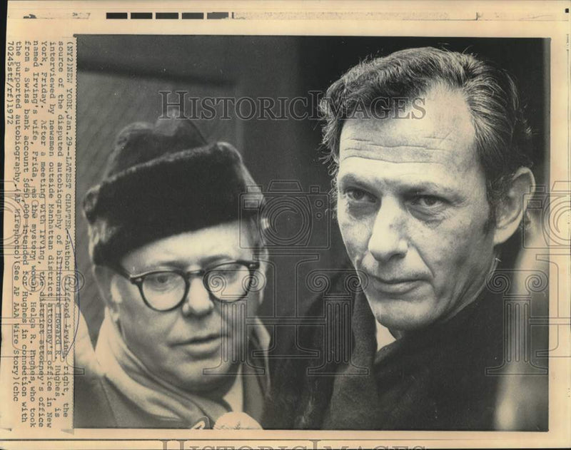 Load image into Gallery viewer, 1972 Press Photo Author Clifford Irving interview by newsmen in New York

