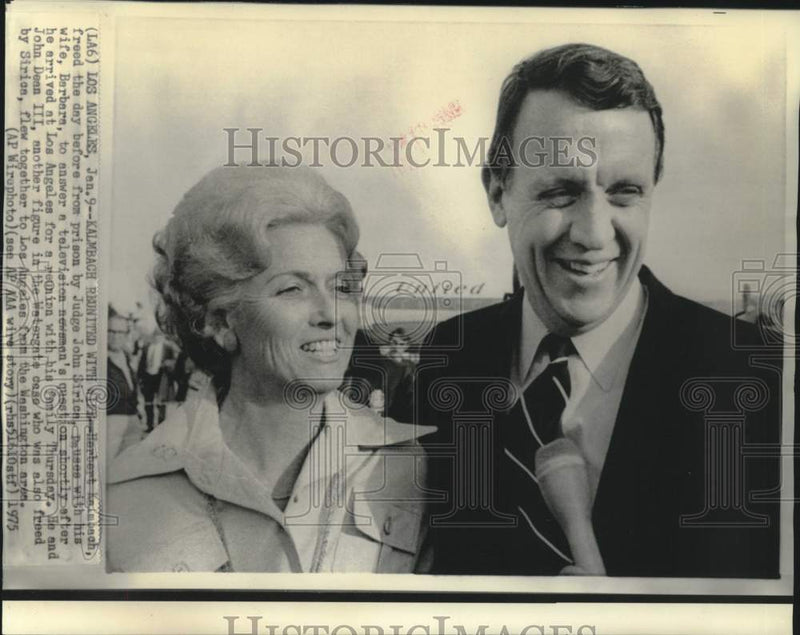 Load image into Gallery viewer, 1975 Press Photo Herbert Kalmbach, with wife Barbara, with television newsmen
